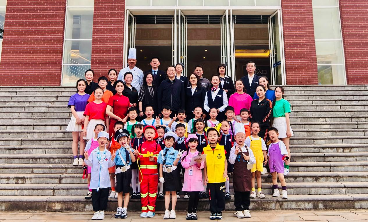 幼儿园（吾悦园区）荣获伟德国际1949官网2025职业装服饰秀活动最